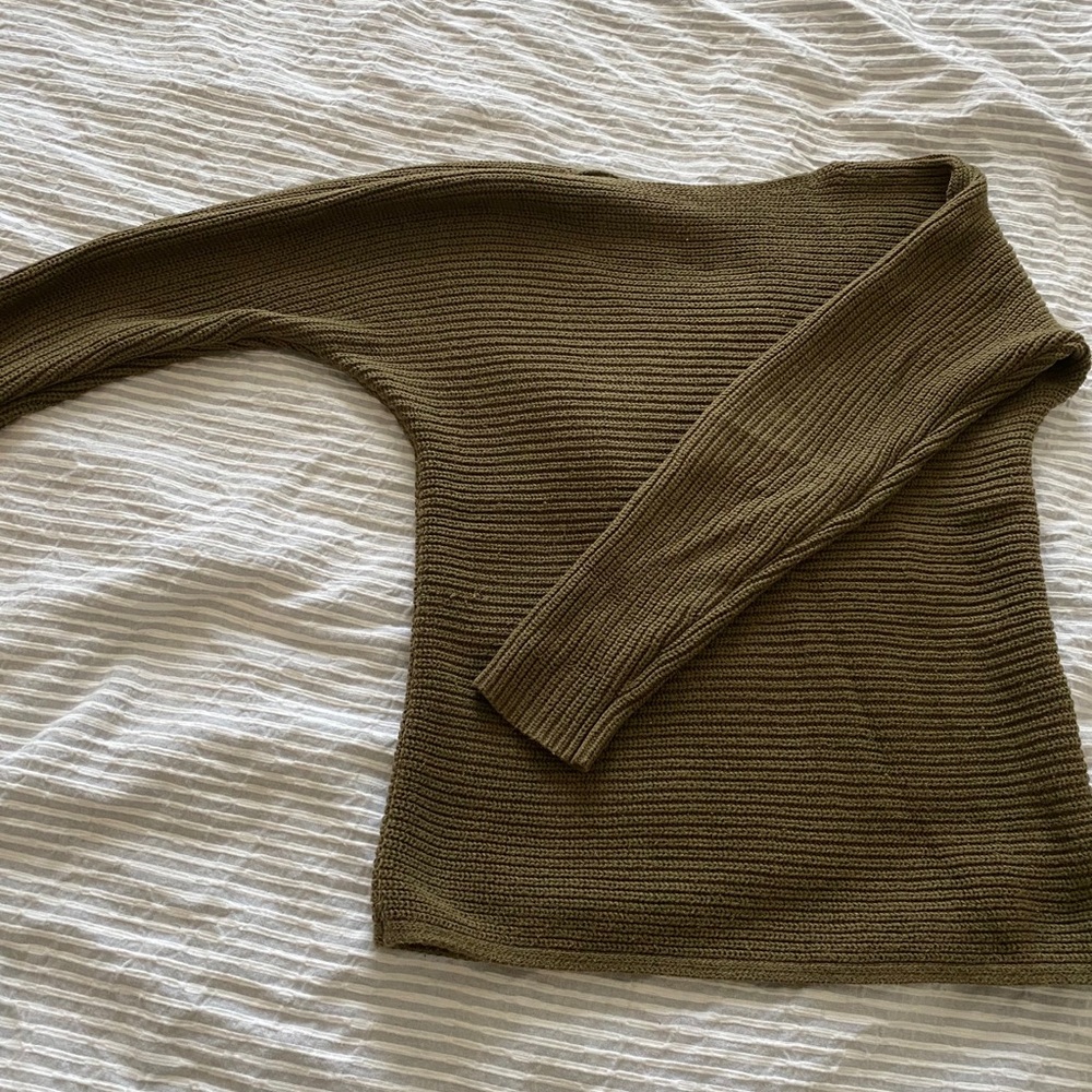 Green robbed sweater